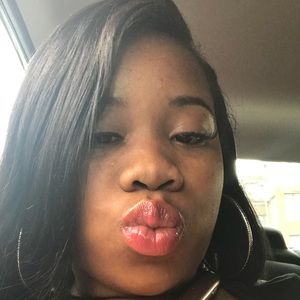 Meet your Posher, Lavinia